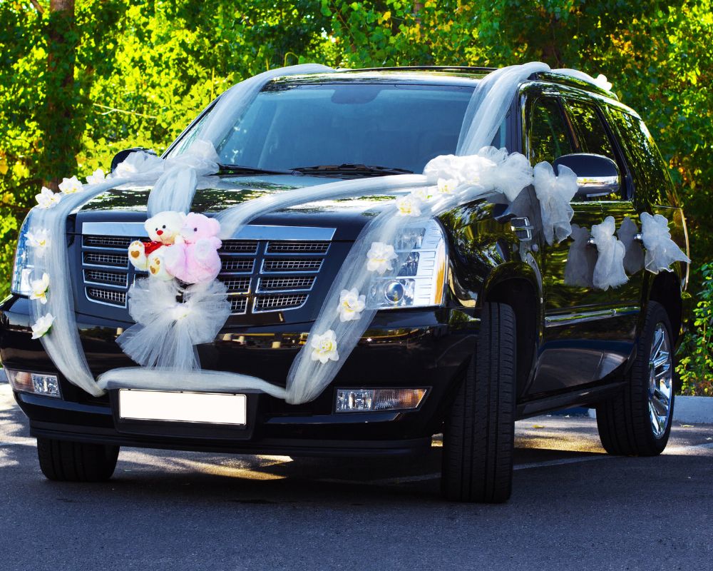 La décoration de voiture de mariage - c'est faisable!  Voiture mariage, Décoration  voiture mariage, Voiture de mariés