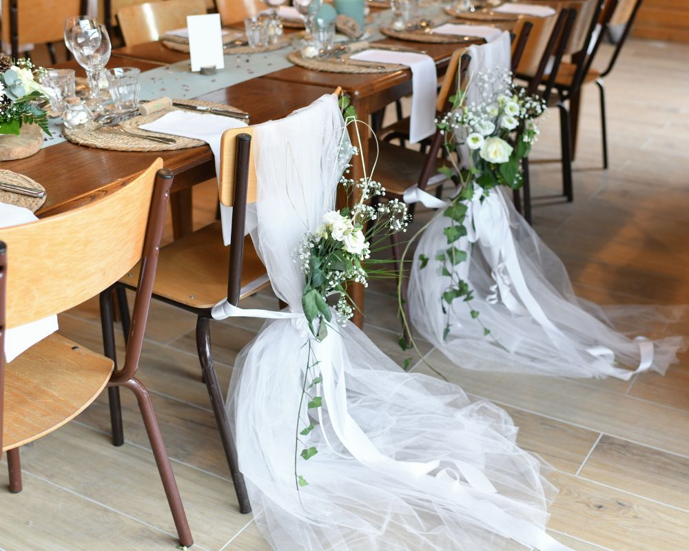 Décoration en tulle pour une chaise de mariage