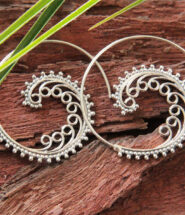 Portez des boucles d'oreille en soirée pour vous mettre en valeur !