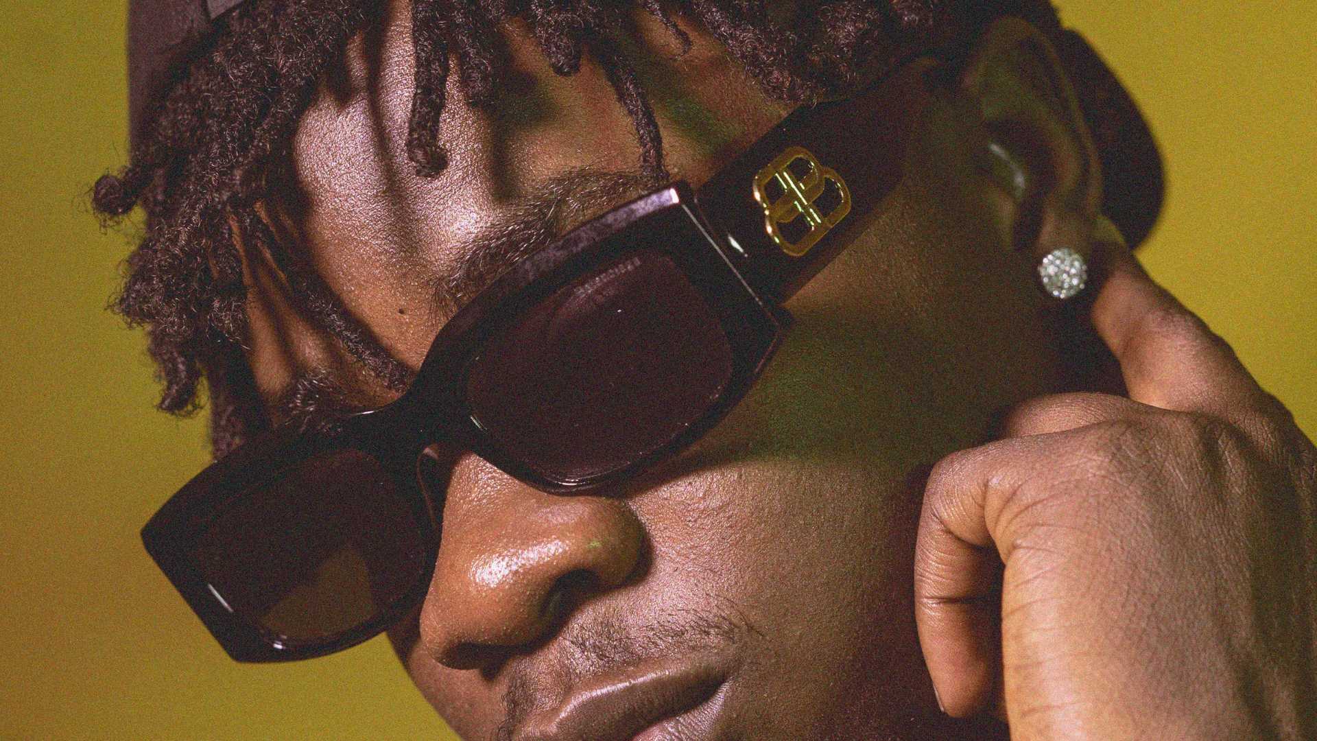Homme qui porte des lunettes balenciaga