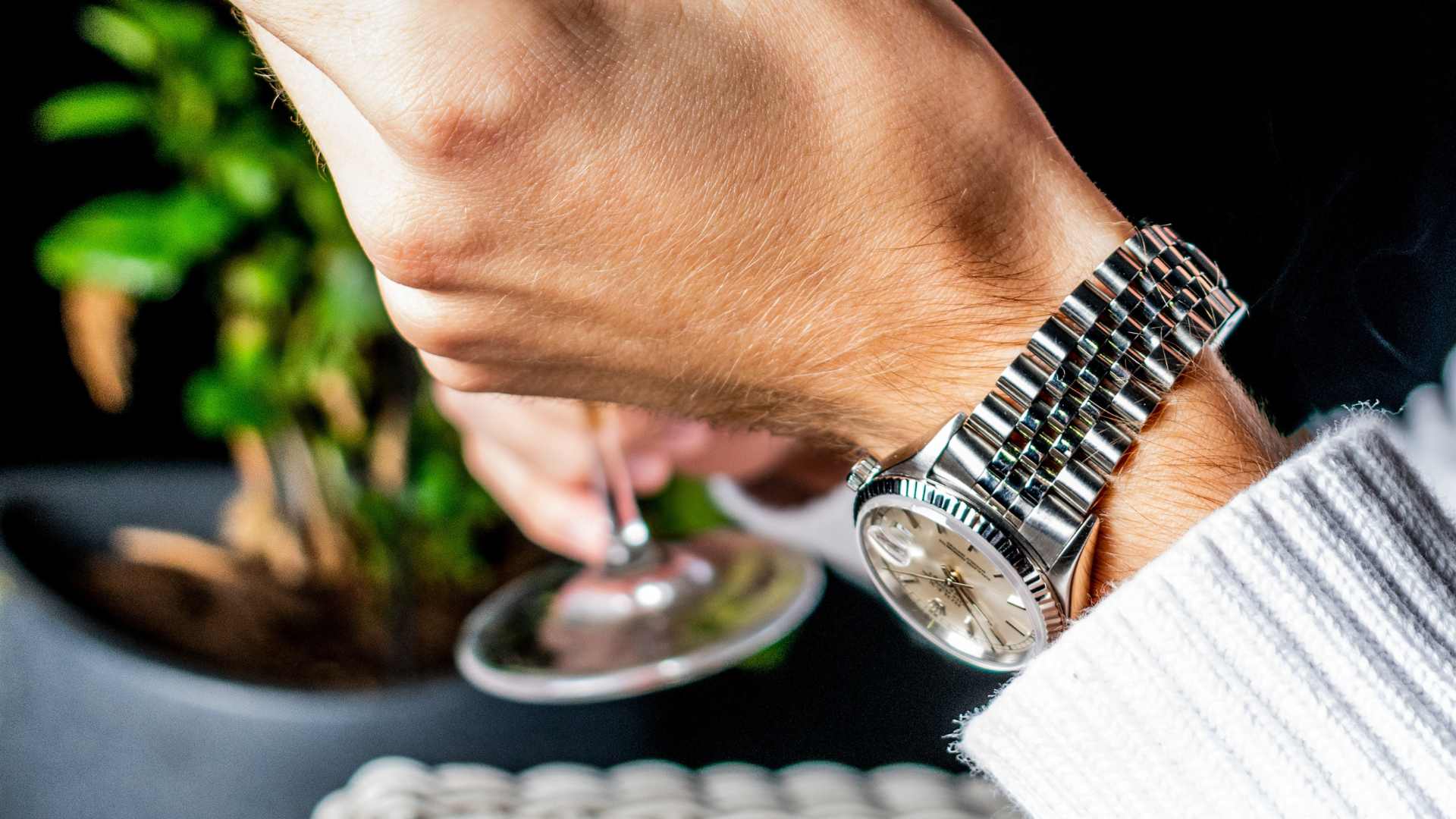 Homme avec une rolex au poignet