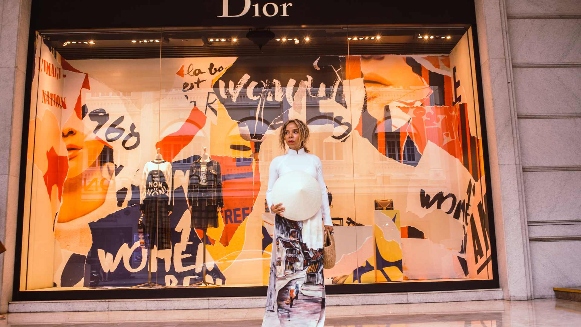 Femme qui pose devant un magasin Dior