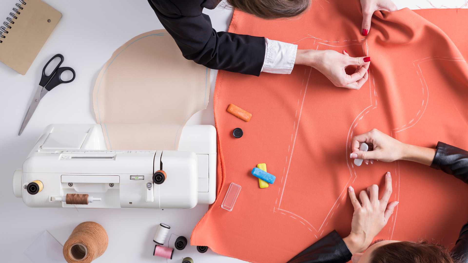 Couturière qui coud un vêtement